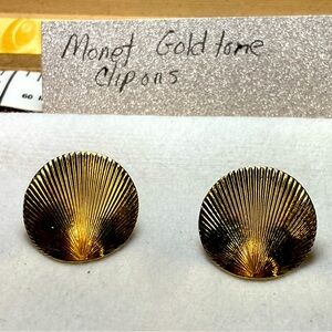 Monet vintage gold tone earings